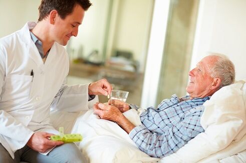 The doctor gives a pill for prostatitis.